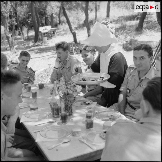 Repas lors du transfert des blessés de l'hôpital Maillot à Rivet sous la conduite de l'aumônier Deives.