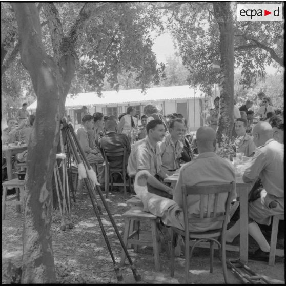 Repas lors du transfert des blessés de l'hôpital Maillot à Rivet sous la conduite de l'aumônier Deives.