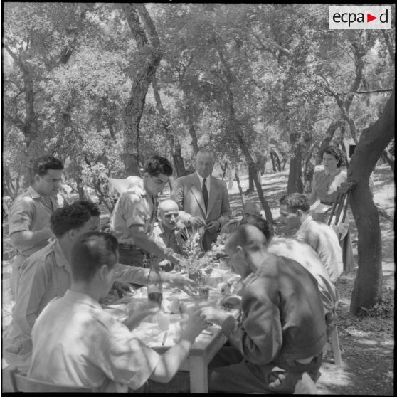 Repas lors du transfert des blessés de l'hôpital Maillot à Rivet sous la conduite de l'aumônier Deives.