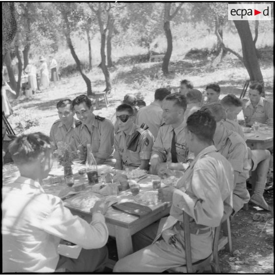 Repas lors du transfert des blessés de l'hôpital Maillot à Rivet sous la conduite de l'aumônier Deives.