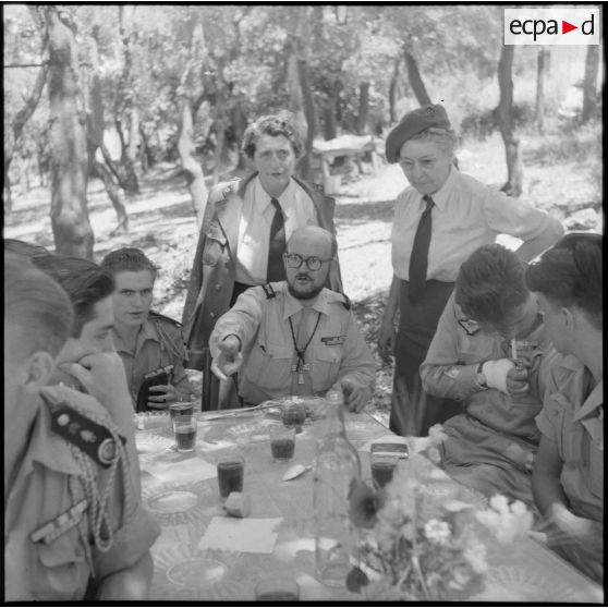 Repas lors du transfert des blessés de l'hôpital Maillot à Rivet sous la conduite de l'aumônier Deives.