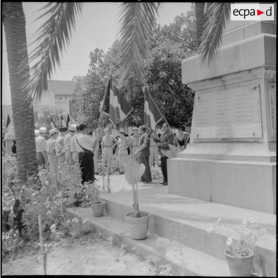 Cérémonie au monument aux morts de Fort-de-L'Eau (Bordj El Kiffan) pour les blessés de l'hôpital Maillot en sortie.