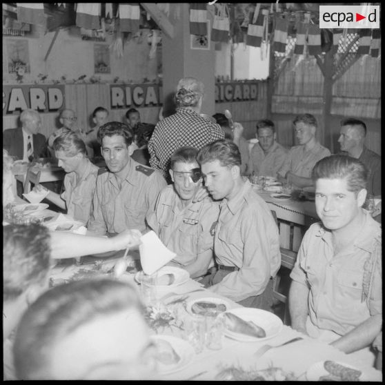 Repas lors d'une sortie des blessés de l'hôpital Maillot à Fort-de-L'Eau (Bordj El Kiffan).