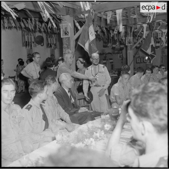 Repas lors d'une sortie des blessés de l'hôpital Maillot à Fort-de-L'Eau (Bordj El Kiffan).