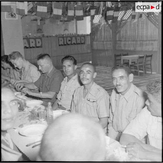 Repas pour les blessés de l'hôpital Maillot en sortie à Fort-de-L'Eau (Bordj El Kiffan).