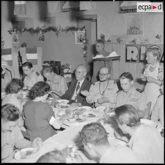 Repas pour les blessés de l'hôpital Maillot en sortie à Fort-de-L'Eau (Bordj El Kiffan).