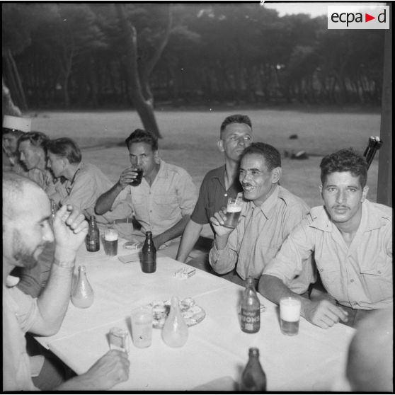 Repas pour les blessés de l'hôpital Maillot en sortie à Fort-de-L'Eau (Bordj El Kiffan).