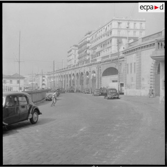 Arcades sur le front de mer d'Alger.