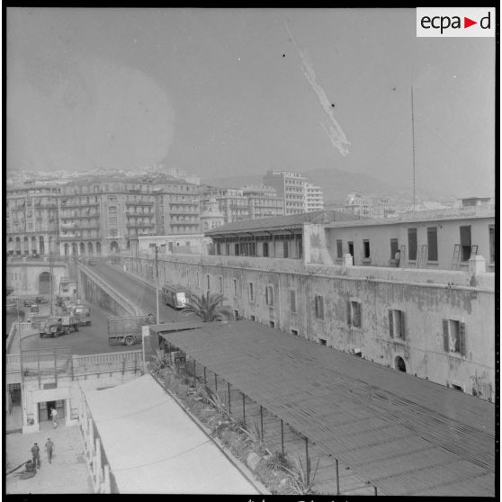 Bâtiments militaires sur le front de mer d'Alger