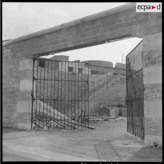 Grilles ouvertes de l'entrée d'un bâtiment militaire dans la région d'Alger.