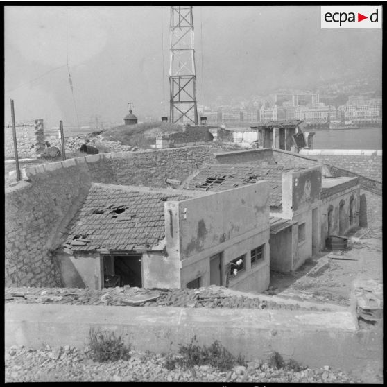 Bâtiment militaire délabré à Alger.