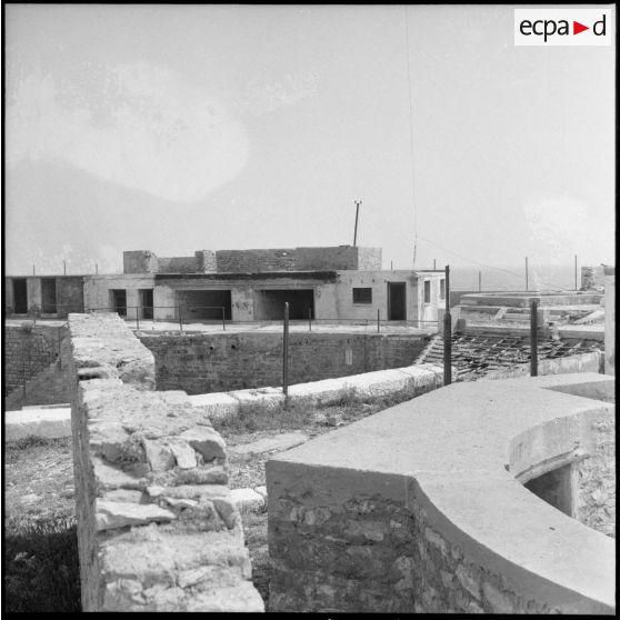 Bâtiment militaire délabré à Alger.