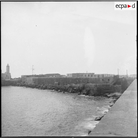 Bâtiments militaires côtiers sur la jetée Kheireddine d'Alger.