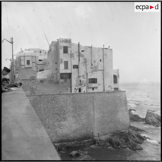 Bâtiments militaires côtiers sur la jetée Kheireddine d'Alger.