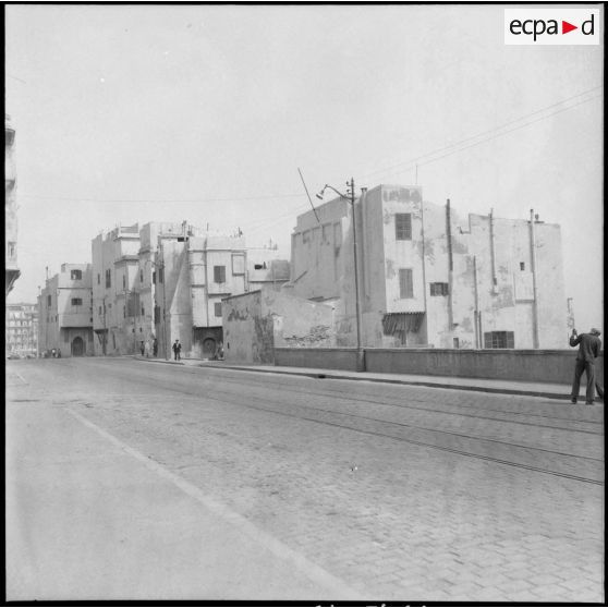 Bâtiments militaires côtiers sur la jetée Kheireddine d'Alger.