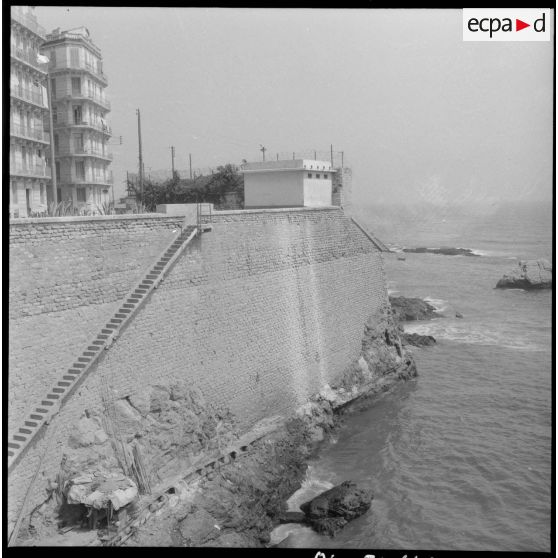 Bâtiments militaires côtiers sur la jetée Kheireddine d'Alger.