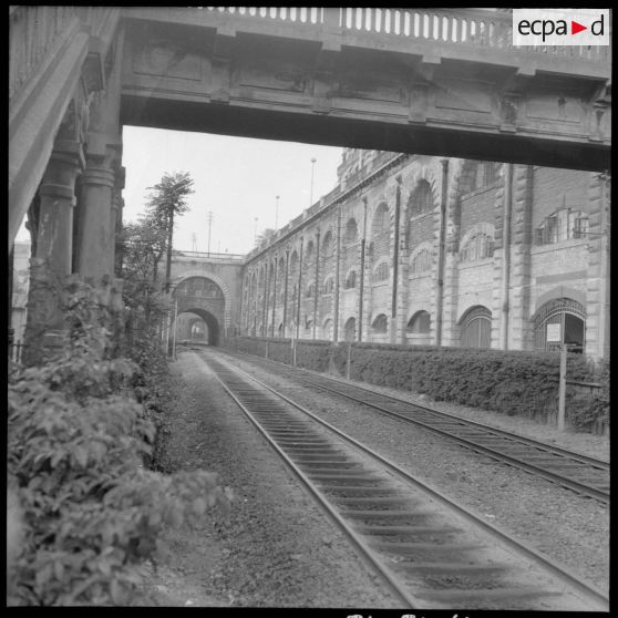 Pont enjambant une voie ferrée à Alger.