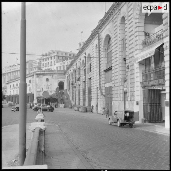 Arcades sur le front de mer d'Alger.