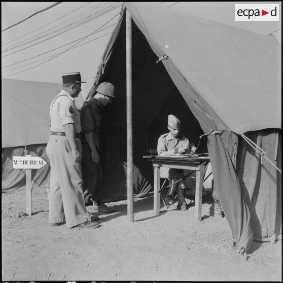 Le 2e bureau au campement du  5e RCA  (régiment de chasseurs d'Afrique) et du 2e RTA (régiment de tirailleurs algériens) en manoeuvre à Yakouren.