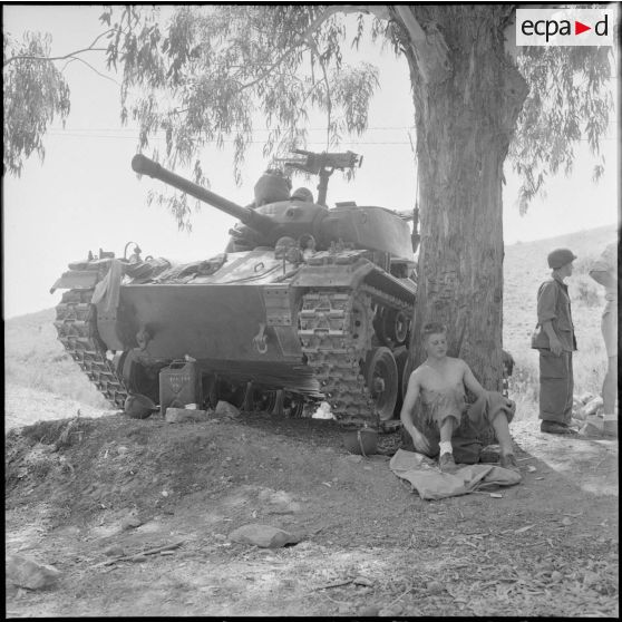 Char M24 Chaffe lors d'un exercice avec le 5e RCA  (régiment de chasseurs d'Afrique) et le 2e RTA (régiment de tirailleurs algériens) à Yakouren.