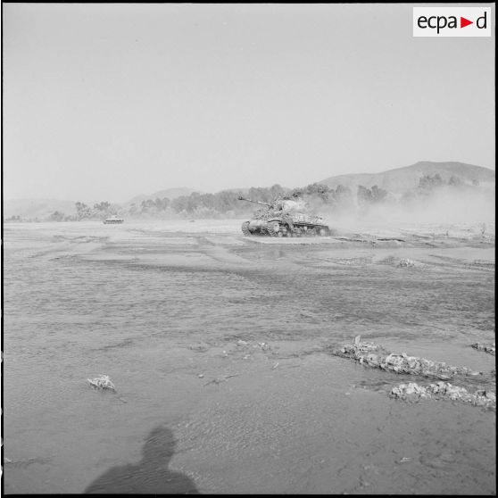 Exercice à bord de char M24 Chaffee sur un plan d'eau avec le 5e RCA  (régiment de chasseurs d'Afrique) et le 2e RTA (régiment de tirailleurs algériens) à Yakouren.