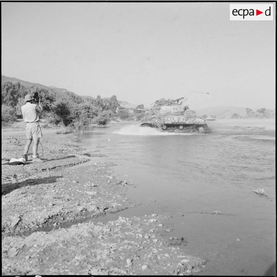 Exercice à bord de char M24 Chaffee sur un plan d'eau avec le 5e RCA  (régiment de chasseurs d'Afrique) et le 2e RTA (régiment de tirailleurs algériens) à Yakouren.