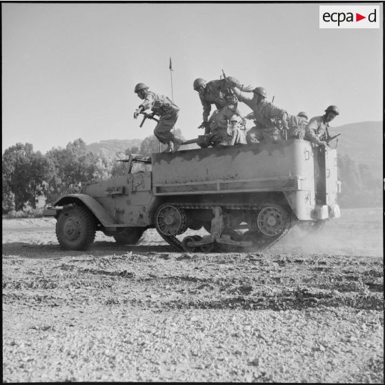 Exercice à bord d'Half-Track pour le 5e RCA  (régiment de chasseurs d'Afrique) et le 2e RTA (régiment de tirailleurs algériens) à Yakouren.