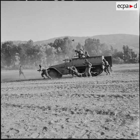 Exercice à bord d'Half-Track pour le 5e RCA  (régiment de chasseurs d'Afrique) et le 2e RTA (régiment de tirailleurs algériens) à Yakouren.