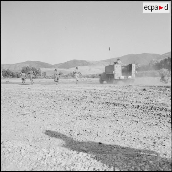 Exercice du 5e RCA  (régiment de chasseurs d'Afrique) et du 2e RTA (régiment de tirailleurs algériens) à Yakouren.