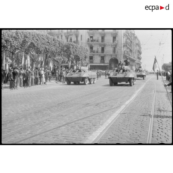 Défilé d'automitrailleuses M5lors des commémorations du 8 mai au Plateau des Glières à Alger.