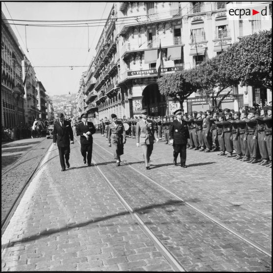 Défilé à pieds de cinq officiers lors des commémorations du 8 mai au Plateau des Glières à Alger.