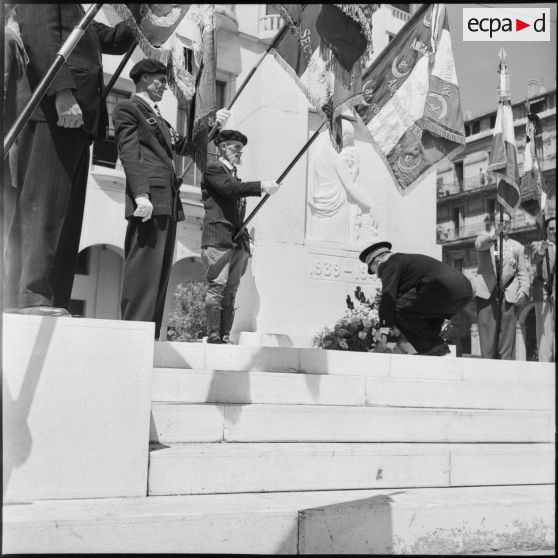 Dépôt d'une gerbe à la stèle des marins lors des commémorations du 8 mai au Plateau des Glières à Alger.