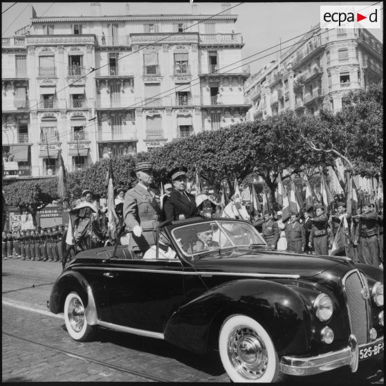 Le général de corps d'armée Cailles passe en berline lors des commémorations du 8 mai au Plateau des Glières à Alger.