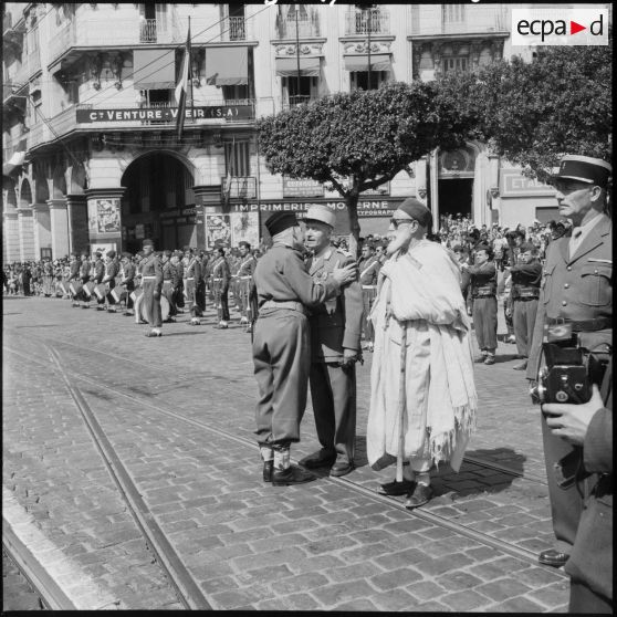 Embrassade du général de corps d'armée Cailles pendant une remise de médailles.