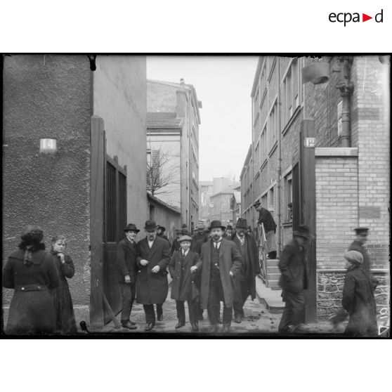 Paris. Etablissements Gaumont. Sortie de l'usine. [légende d'origine]