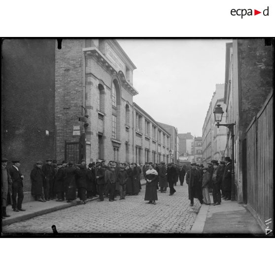 Paris. Etablissements Gaumont. Rentrée des ouvriers et ouvrières. [légende d'origine]