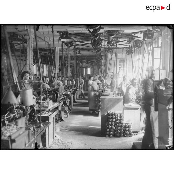 Paris. Etablissements Gaumont. Atelier des tours gaines relais et pieds de hausse. [légende d'origine]