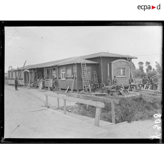 Environs de Furnes. Construction de baraquements de campagne pour un état-major belge. [légende d'origine]