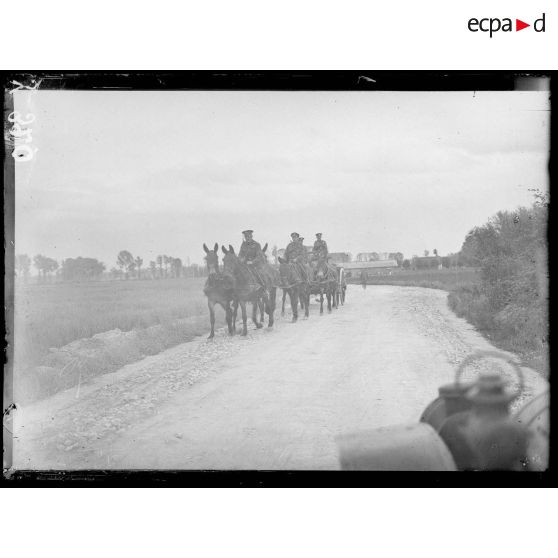 Près Woesten. Attelage anglais sur la route d'Ypres. [légende d'origine]