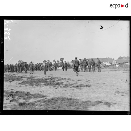 Environs d'Houthem. Soldats belges au cantonnement jouant à la balle. [légende d'origine]