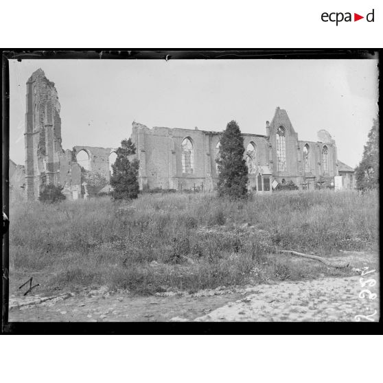 Woesten. Les ruines de l'église. [légende d'origine]