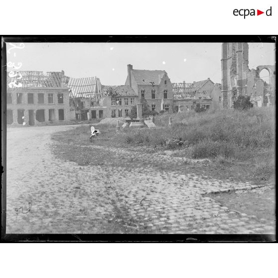 Woesten. Maisons en ruines devant l'église. [légende d'origine]