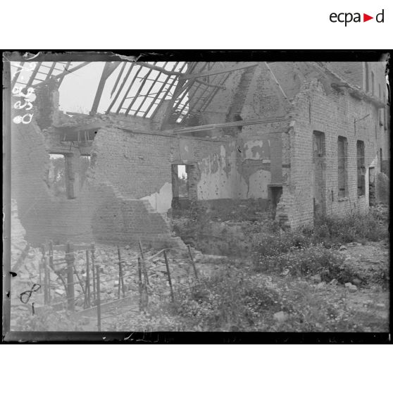 Reninghe. Intérieur de maison bombardée. [légende d'origine]