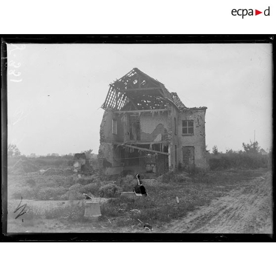 Woesten. Une maison coupée en deux. [légende d'origine]