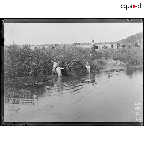 Près de Nieucappelle. Pêche au filet dans une rivière. [légende d'origine]