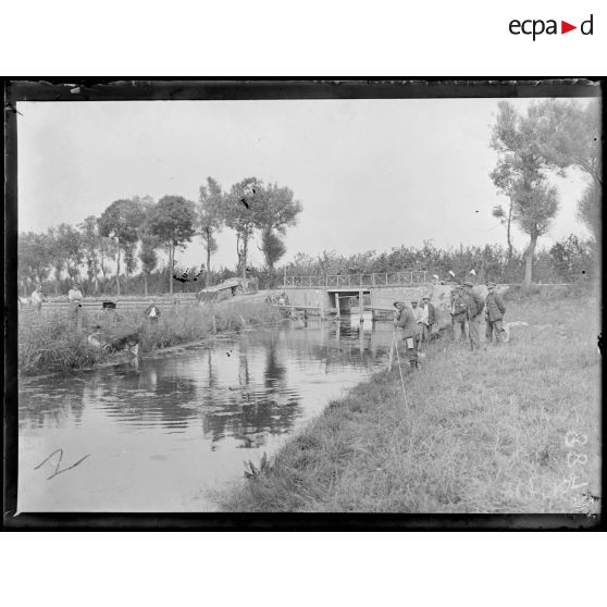 Près de Nieucappelle. Pêche au filet dans une rivière. [légende d'origine]