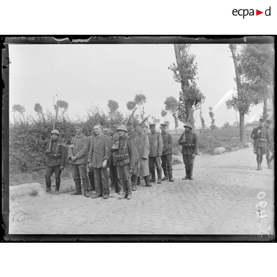 Près d'Houthem. Prisonniers conduits à l'arrière. [légende d'origine]