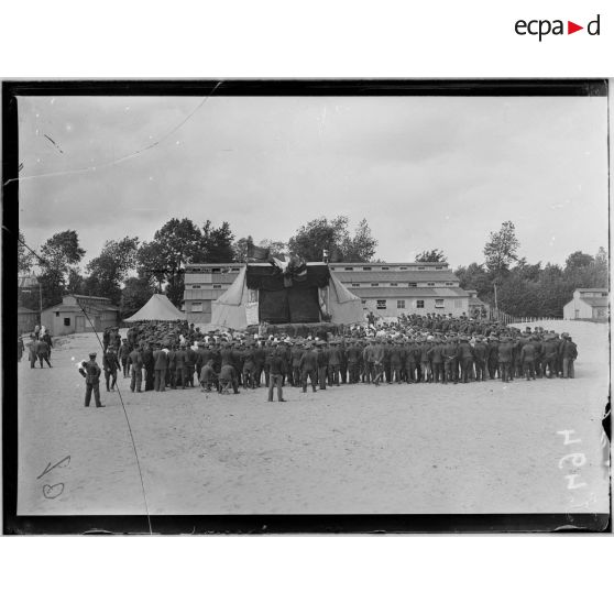 Près d'Adinkerke. Représentation théâtrale à l'hôpital Cabour. [légende d'origine]