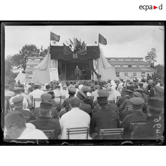 Près d'Adinkerke. Représentation théâtrale à l'hôpital Cabour. La scène. [légende d'origine]