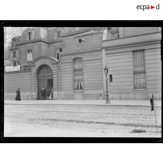 Paris. Hôpital auxiliaire n°232, rue de la Boetie. Façade sur la rue. [légende d'origine]